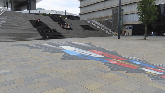 902528 Gezicht over het Jaarbeursplein te Utrecht met op het plaveisel een 3D-tekening gemaakt door Sweo Nikita voor ...